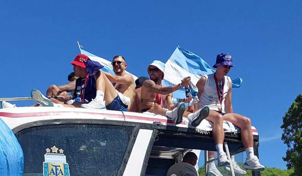 Jogadores da Argentina durante festa do título da Copa do Mundo do Catar - Metrópoles