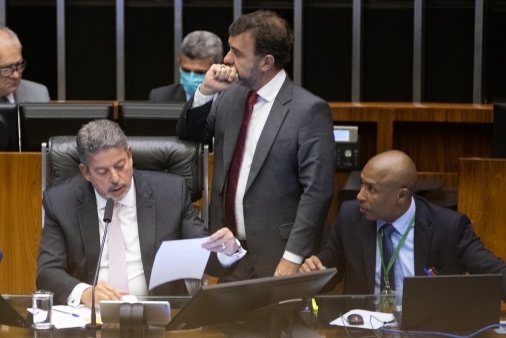 Imagem colorida mostra o presidente da Câmara dos Deputados, Arthur Lira, conversando com parlamentares - Metrópoles