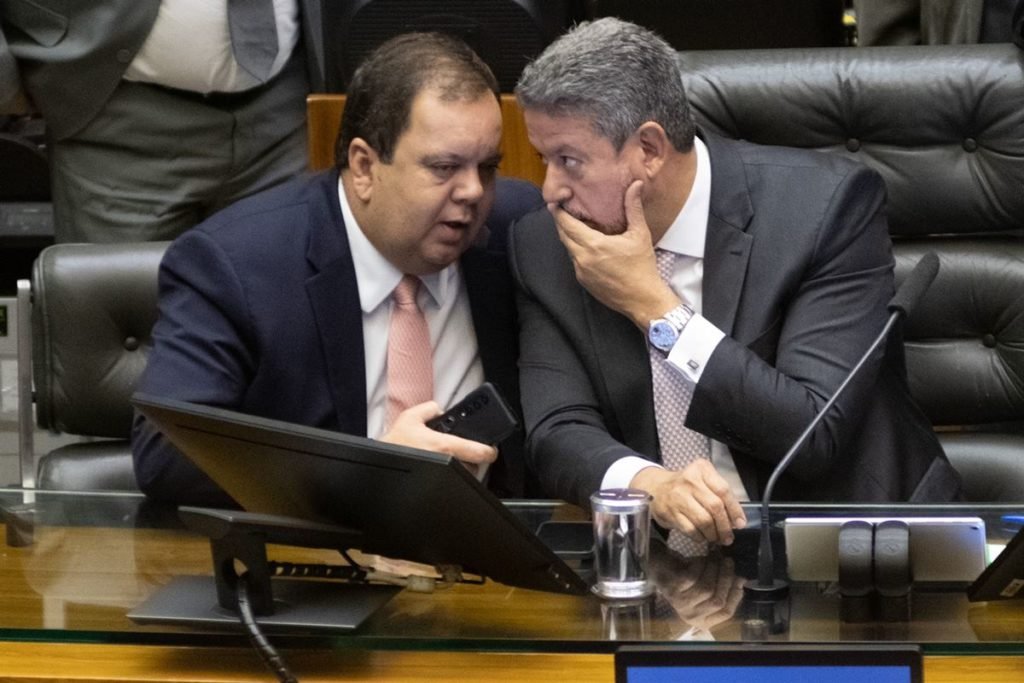 Imagem colorida mostra o deputado Elmar Nascimento, relator da PEC da Transição na Câmara, conversando com o presidente da Casa, deputado Arthur Lira - Metrópoles