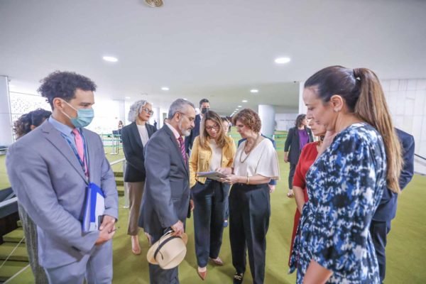 Imagem colorida mostra Janja, futura primeira-dama do Brasil, cercada por pessoas no Salão Verde da Câmara dos Deputados enquanto faz visita técnica - Metrópoles - Metrópoles