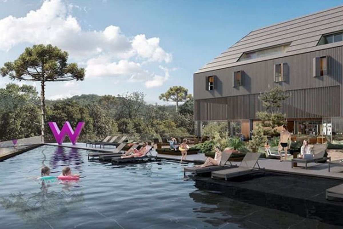 Foto colorida de desenho de projeto de piscina com pessoas tomando sol e há uma casa ao lado - Metrópoles