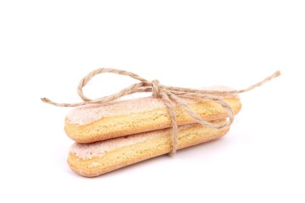 Biscoitos champagne amarrados em fundo branco - Metrópoles