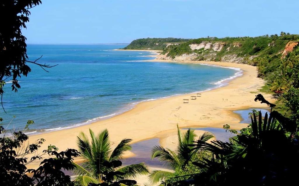 Na foto, vista de uma praia em Porto Seguro, Bahia, Brasil - Zig Proxy