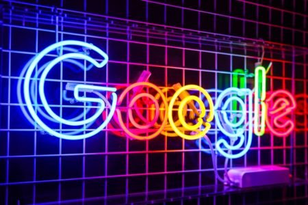 Foto colorida de letreiro de LED com o escrito Google - Metrópoles