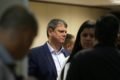 O governador eleito de São Paulo, Tarcísio de Freitas cercado de pessoas em dia de coletiva de imprensa para anúncio de novos nomes para secretarias do próximo governo - Metrópoles