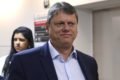 O governador eleito de São Paulo, Tarcísio de Freitas cercado de pessoas em dia de coletiva de imprensa para anúncio de novos nomes para secretarias do próximo governo - Metrópoles