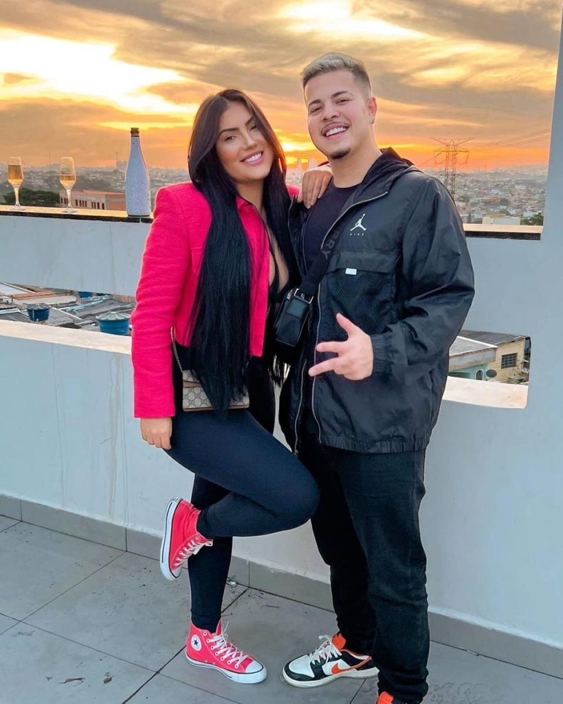 Jottapê e Estefany Boro posam sorrindo - metrópoles