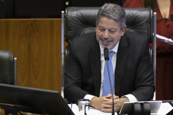Arthur Lira, presidente da Câmara dos Deputados sorri durante discussão sobre a PEC - Metrópoles