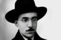 Imagem em preto e branco de Fernando Pessoa - Metrópoles