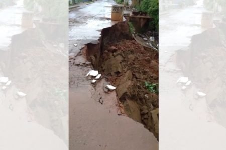 Vídeo cratera engole rua e deixa moradores apavorados no Entorno Metrópoles