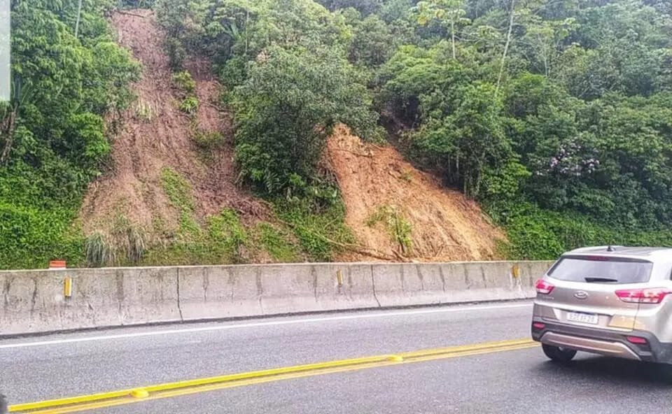 Queda de barreira interdita BR-277 que dá acesso ao litoral do Paraná