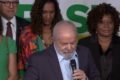O presidente eleito Lula em coletiva de impresa para anúncio de novos ministros para o próximo governo. Ele fala em microfone com indicados aos ministérios atrás - Metrópoles