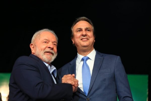 Lula cumprimenta Camilo Santana, ex-governador do Ceará e senador eleito indicado como ministro da Educação em cerimônia de anúncio de resultado da transição - Metrópoles