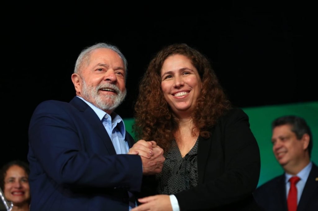 Lula cumprimenta Esther Dweck, economista e professora da UFRJ indicada como ministra da gestão em cerimônia de anúncio de resultado da transição - Metrópoles