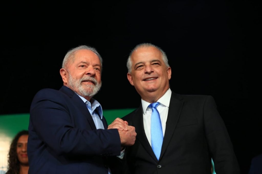 Lula cumprimenta Márcio França, advogado e ex-prefeito de São Vicente indicado como ministro dos portos e aeroportos em cerimônia de anúncio de resultado da transição - Metrópoles