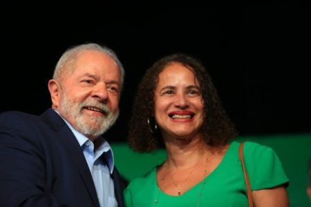Lula cumprimenta Luciana Santos, deputada federal e atual governadora de Pernambuco, indicada ao Ministério do Ciência e Tecnologia em cerimônia de anúncio de resultado da transição - Metrópoles