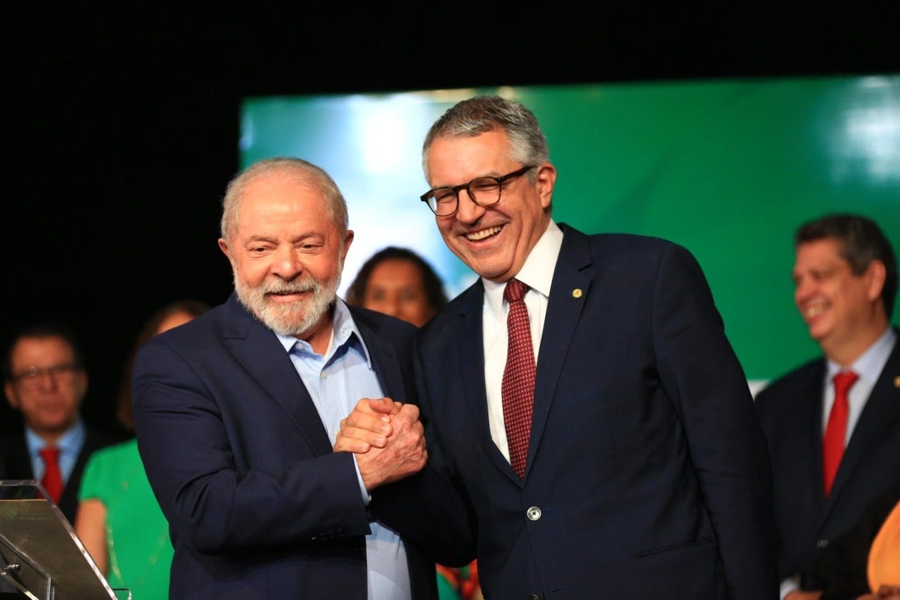 Foto colorida do ministro das Relações Institucionais, Alexandre Padilha, e do presidente Lula - Metrópoles
