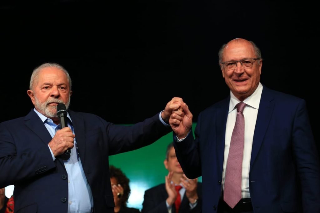 Lula cumprimenta Geraldo Alckmin, vice-presidente eleito e ex-governador de São Paulo indicado ao Ministério do Desenvolvimento, Indústria e Comércio em cerimônia de anúncio de resultado da transição - Metrópoles