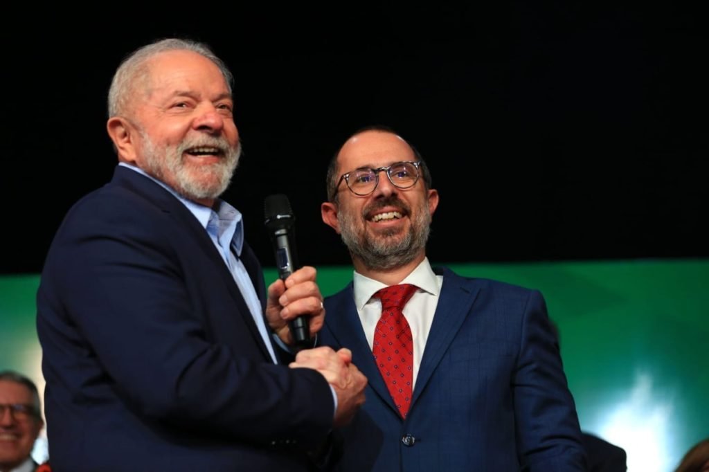 Lula cumprimenta Vinicius Carvalho, advogado e ex-presidente do Conselho Administrativo de Defesa Econômica indicado a Controladoria Geral da União, Indústria e Comércio em cerimônia de anúncio de resultado da transição - Metrópoles