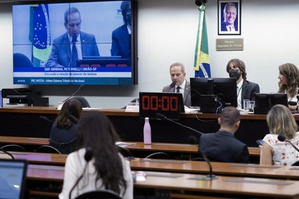 Sessão de votação de contar dos ex-presidentes e atual Dilma, Temer e Bolsonaro na Comissão Mista de Planos, Orçamentos Públicos e Fiscalização na Câmara dos Deputados. Em destaque, fala o deputado Gen. Petternelli - Metrópoles