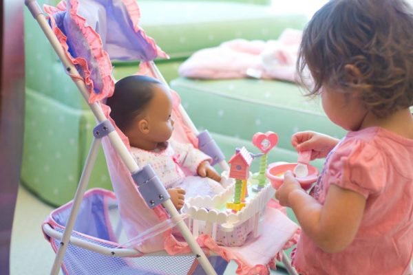 objetos de brinquedos para crianças pequenas brincarem de boneca