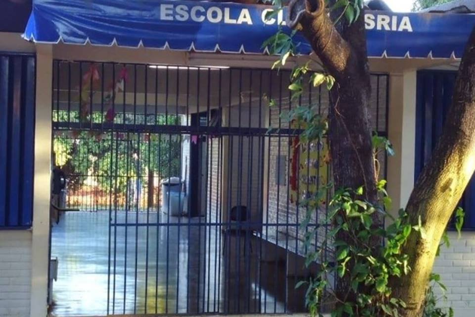 Escola pública no SRIA, Guará, vista de fora fechada por decisão do GDF de venda do terreno. A desativação foi impedida por solcitação do MPC - Metrópoles