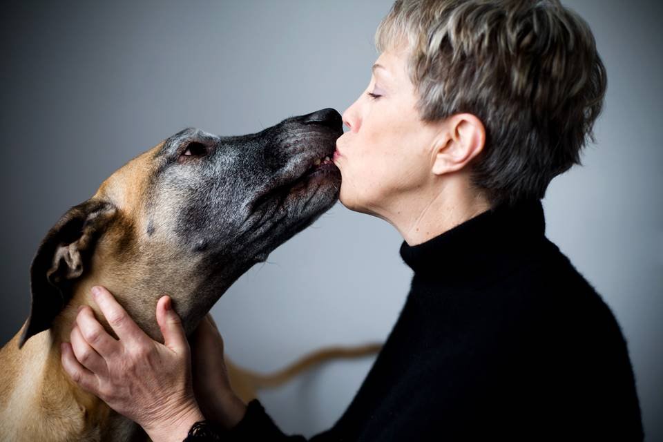 Mulher dando beijo em cachorro - Metrópoles