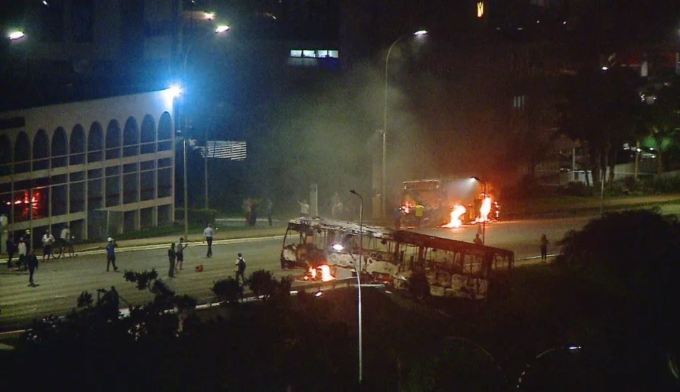 Bolsonaristas depredam ônibus em Brasília