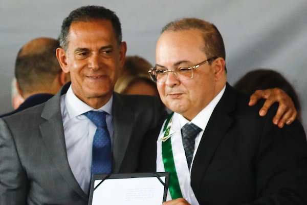 Fotografia colorida de dois homens sorrindo para foto