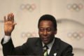 A lenda do futebol brasileiro Pelé sorri durante uma coletiva de imprensa após a apresentação do Rio 2016 - Metrópoles
