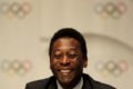 A lenda do futebol brasileiro Pelé sorri durante uma coletiva de imprensa após a apresentação do Rio 2016 - Metrópoles