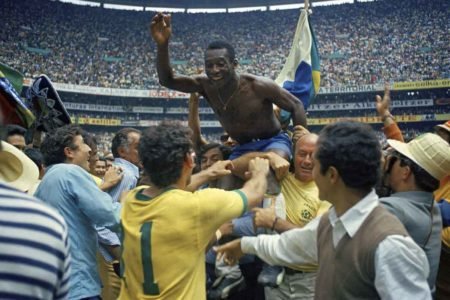 Edson Arantes Do Nascimento, o Pelé, do Brasil, comemora a vitória após vencer a Copa do Mundo de 1970 no México, partida entre Brasil e Itália, no Estádio Azteca - Metrópoles