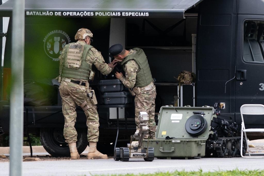 Carro do esquadrão antibombas da Polícia Civil do Distrito Federal parado próximo ao Eixão, na Asa Sul, com um agente do lado de fora verifica suspeita de explosivo em ônibus - Metrópoles