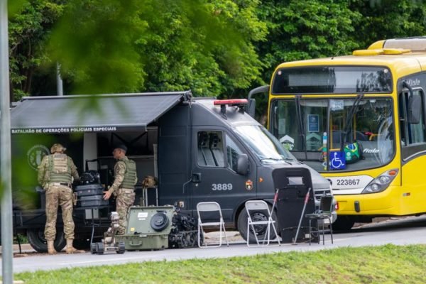 Carro do esquadrão antibombas da Polícia Civil do Distrito Federal parado próximo ao Eixão, na Asa Sul, com um agente do lado de fora verifica suspeita de explosivo em ônibus - Metrópoles