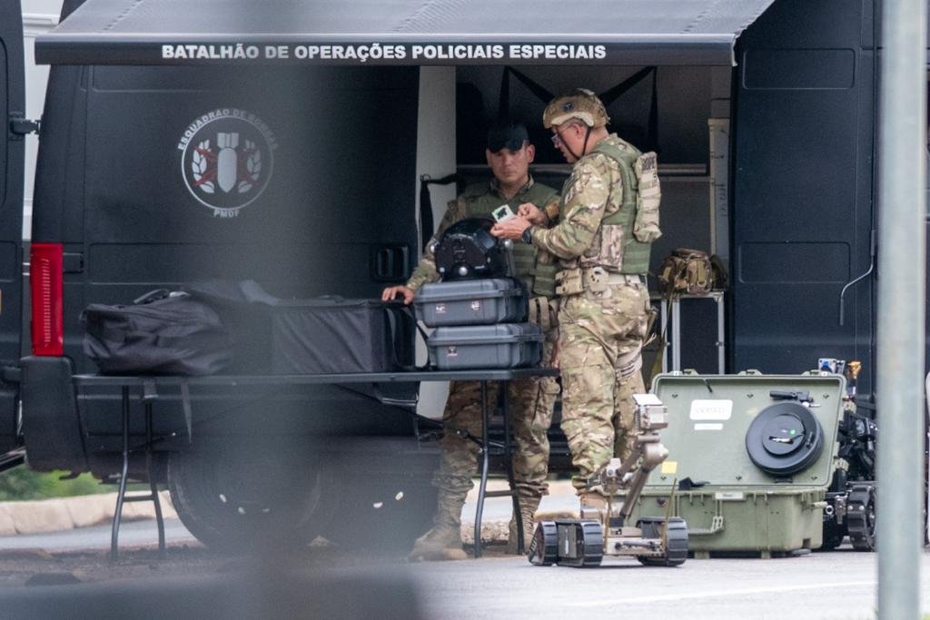 Carro do esquadrão antibombas da Polícia Civil do Distrito Federal parado próximo ao Eixão, na Asa Sul, com um agente do lado de fora verifica suspeita de explosivo em ônibus - Metrópoles
