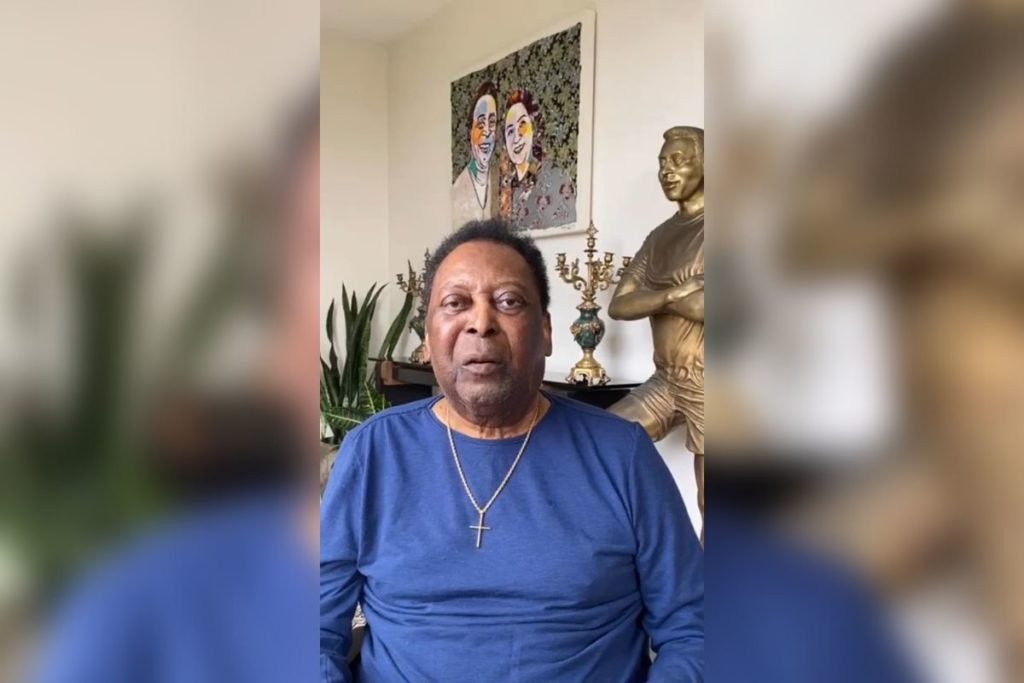 Frame de vídeo postado por Pelé com camisa azul e cordão de ouro