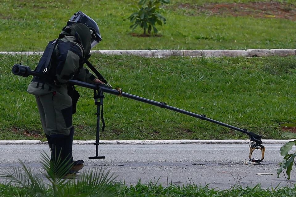Agente do esquadrão anti-bombas da PCDF utiliza equipamento especial para desarmar bomba deixada perto de Aeroporto por extremistas bolsonaristas - Metrópoles