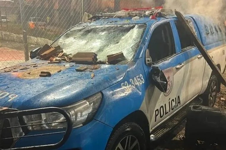 Base Da Pm é Atacada Por Traficantes Em Comunidade Do Rio De Janeiro Metrópoles 