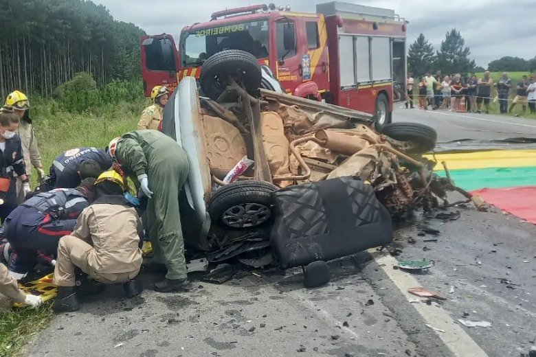 Imagem colorida - bombeiros fazem socorro em acidente de carro no Paraná