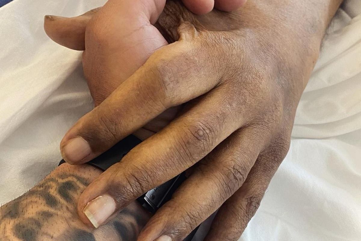 Imagem postada pelo jogador Edinho, segurando a mão de Pelé - Metrópoles
