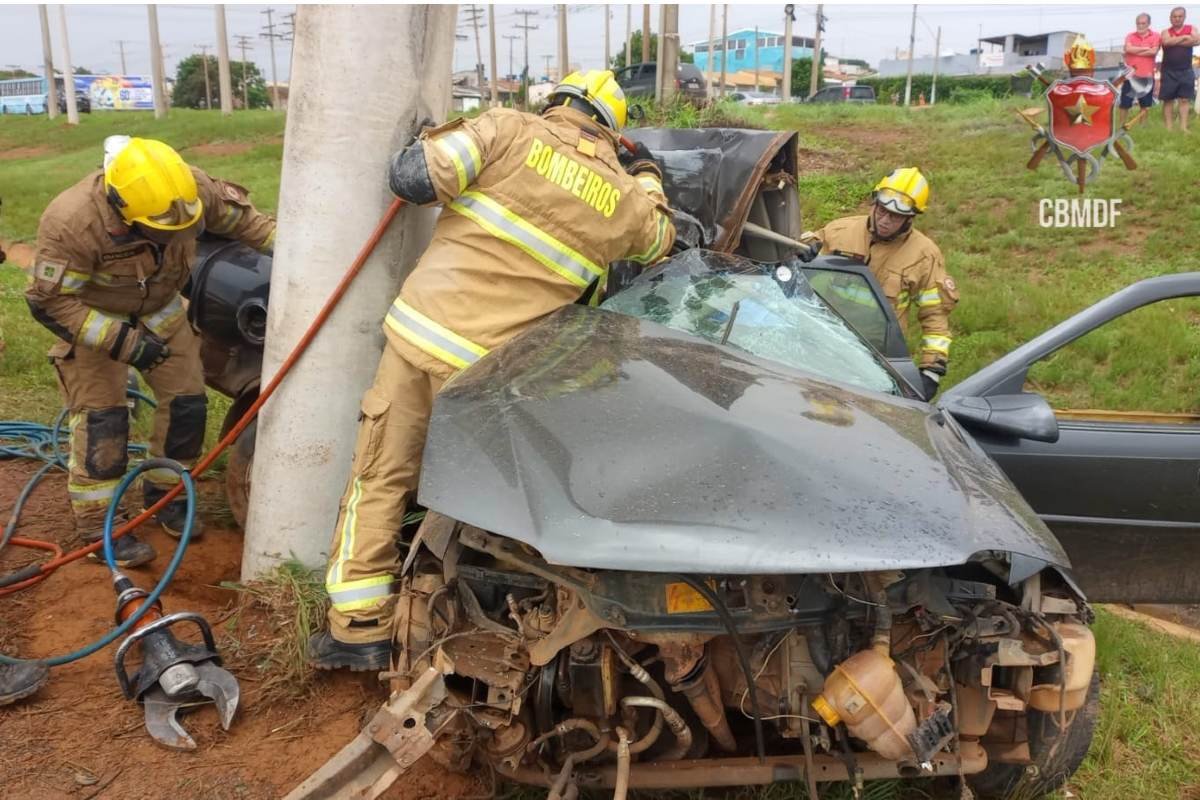 Casal morre em acidente após motorista bater em árvore e carro se partir ao  meio em rodovia de MT, Mato Grosso