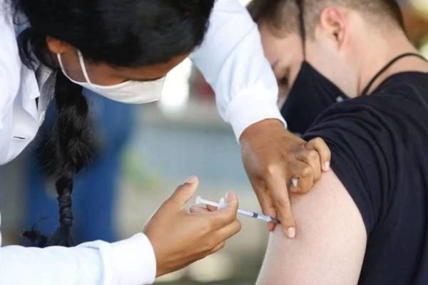 Profissional de saúde vacina paciente - Metrópoles