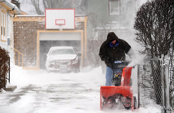 Man clears his driveway on Hamburg, New York. The Buffalo suburb and surrounding area was hit hard by the winter storm Elliott with wind gusts over 70 miles per hour battering homes and businesses through out the holiday weekend - Metrópoles