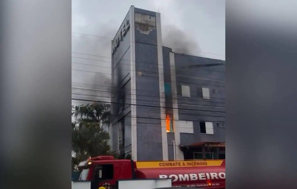 Vídeo mostra hotel em chamas na cidade catarinense de São Francisco do Sul, com caminhão de bombeiros na frente - Metrópoles
