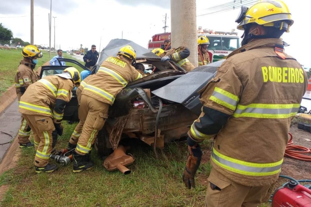 Bombeiros retiram vítima como ferragens de carro