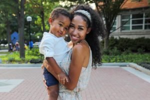 Influenciadora Jayla posa ao lado do filho de quatro anos Braylon