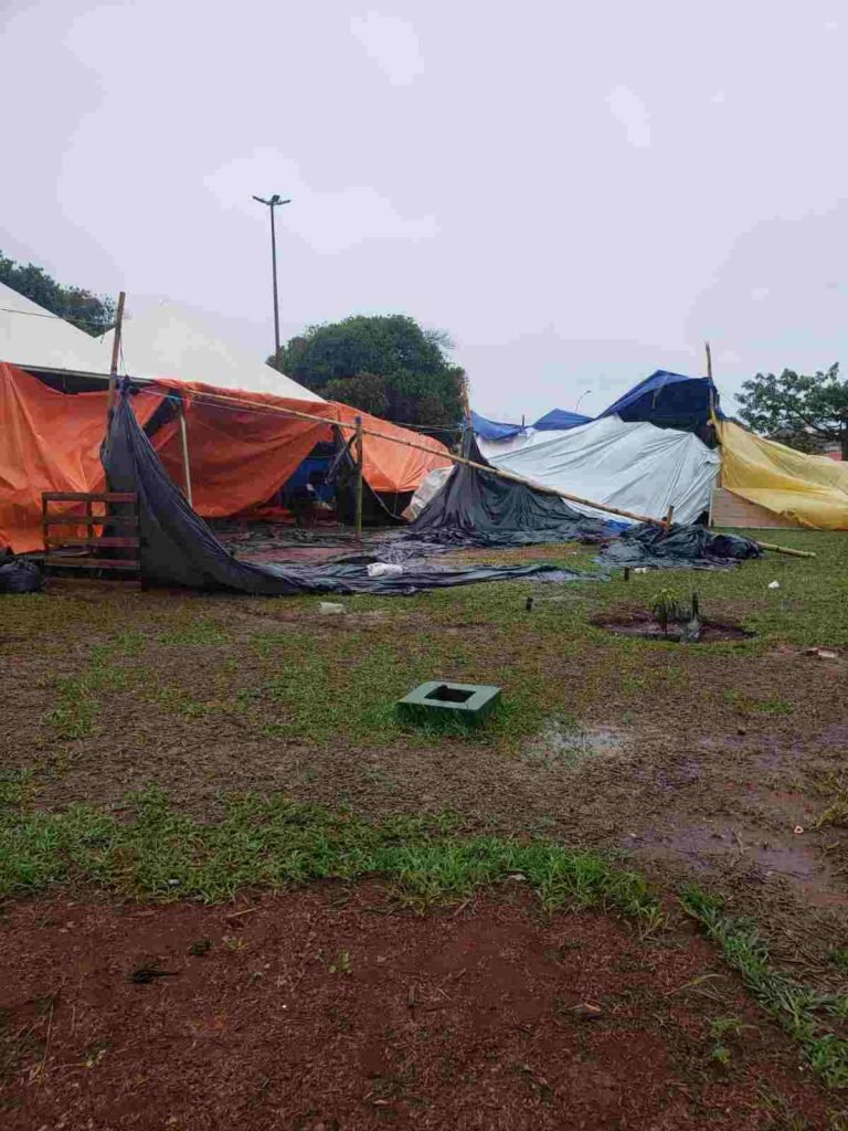 Registros de barracas arrasadas pela chuva no acampamento de militantes bolsonaristas em frente ao QG do Exército de Brasília, com muita lama em volta - Metrópoles