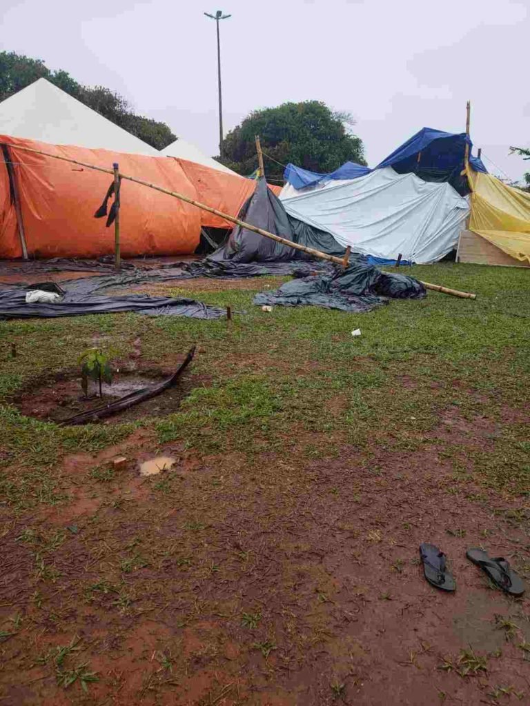 Registros de barracas arrasadas pela chuva no acampamento de militantes bolsonaristas em frente ao QG do Exército de Brasília, com muita lama em volta - Metrópoles