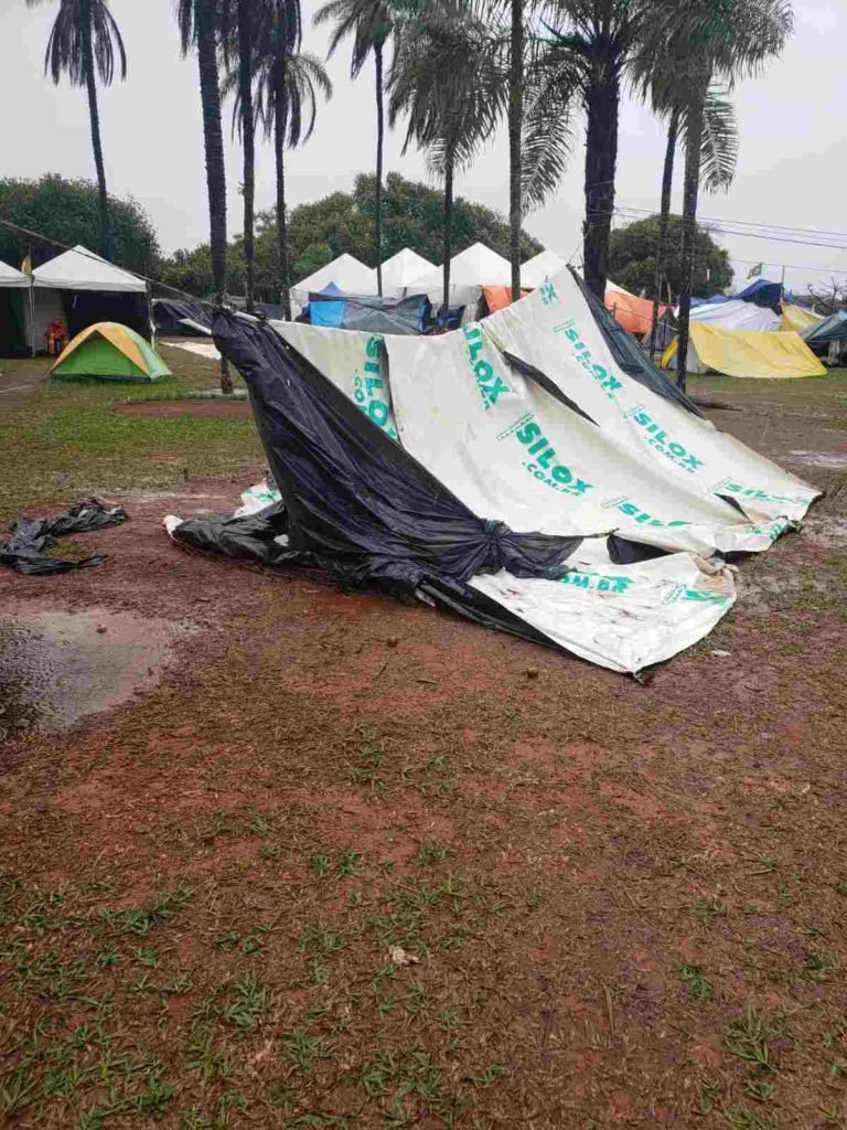 Registros de barracas arrasadas pela chuva no acampamento de militantes bolsonaristas em frente ao QG do Exército de Brasília, com muita lama em volta - Metrópoles