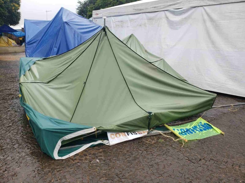 Registros de barracas arrasadas pela chuva no acampamento de militantes bolsonaristas em frente ao QG do Exército de Brasília, com muita lama em volta - Metrópoles